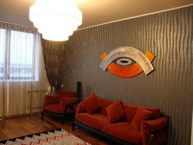 Квартира просто "кишит" дорогими элементами декора