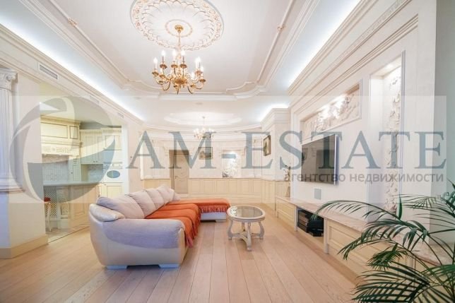 Плазма и живые цветы в гостиной - все как полагается