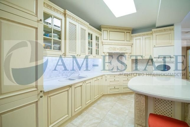 Кухня в светлом оформлении выглядит потрясающе