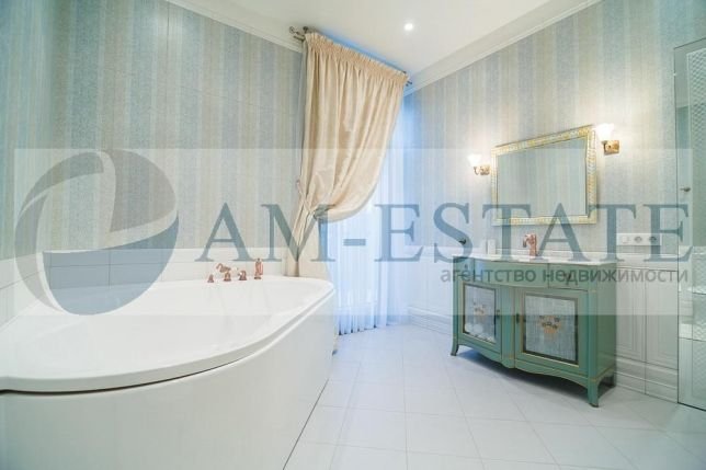 В одной из ванных комнат есть джакузи