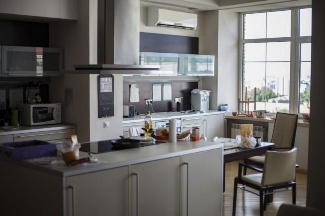 Благодаря широким окнам на кухне много света