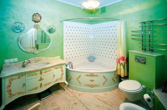 Ванная комната с изумрудной отделкой