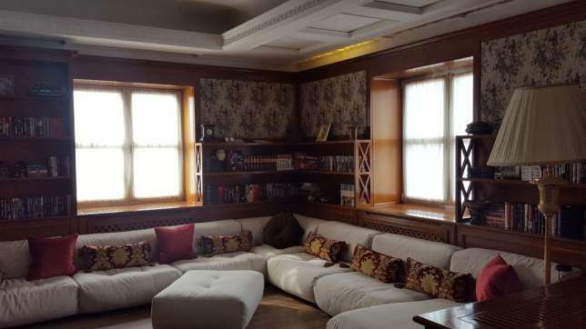 Гостиная выглядит солидно и дорого