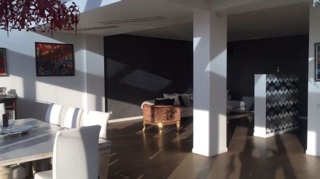 Квартира просторная, повсюду - дорогие материалы