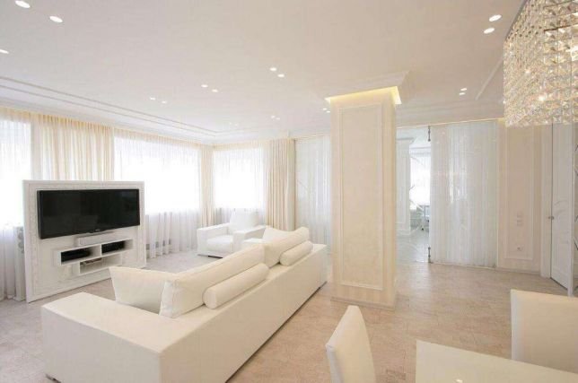 Огромная плазменная панель и роскошный интерьер