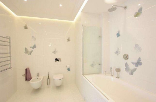 Белоснежная ванная комната с принтом "бабочек" на стенах