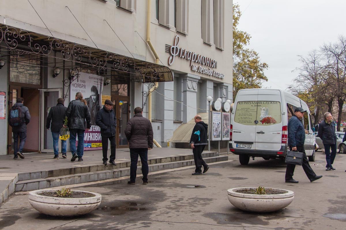 Многие приносили цветы