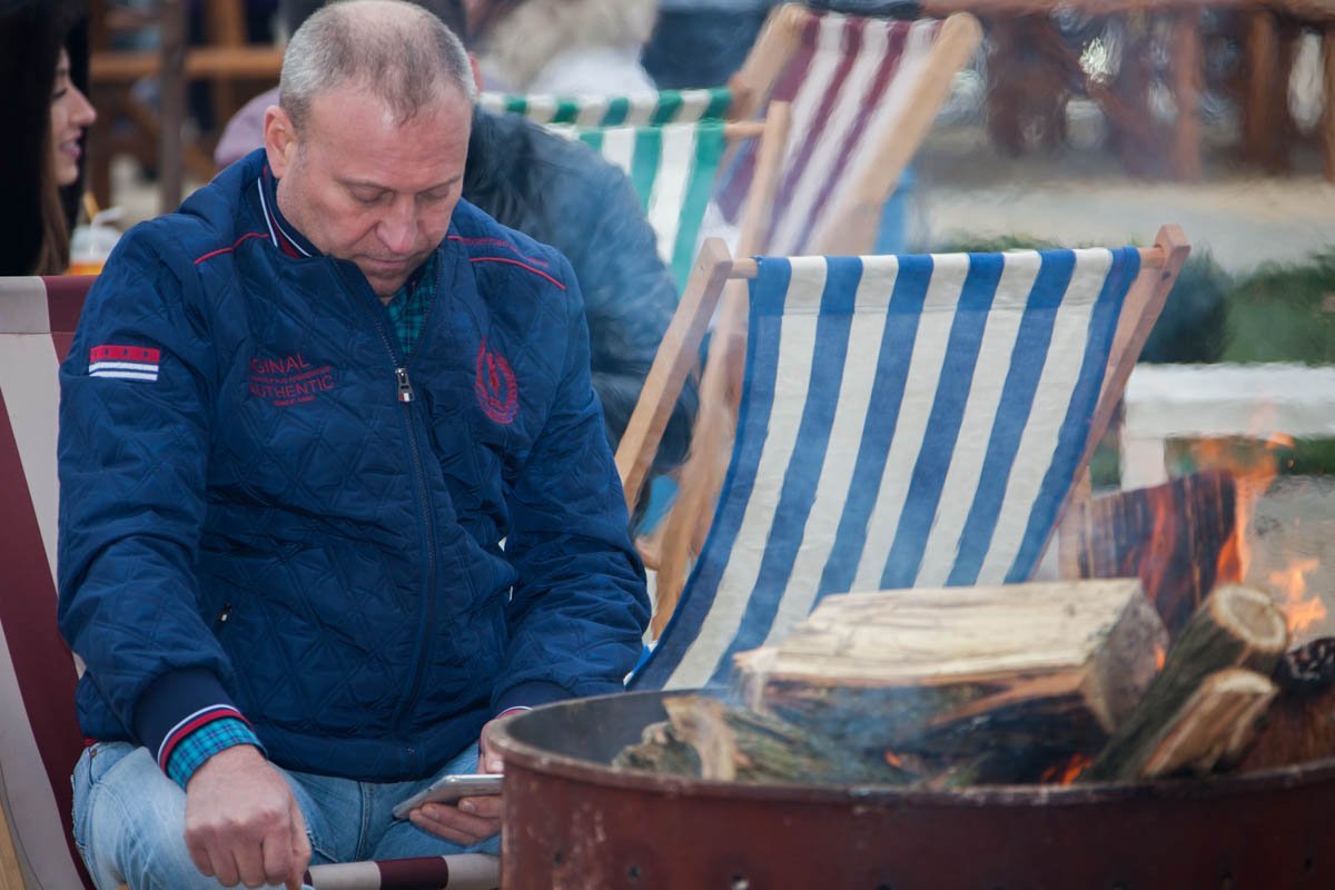 Возле костра можно присесть и отправить сообщение друзьям с приглашением присоединиться