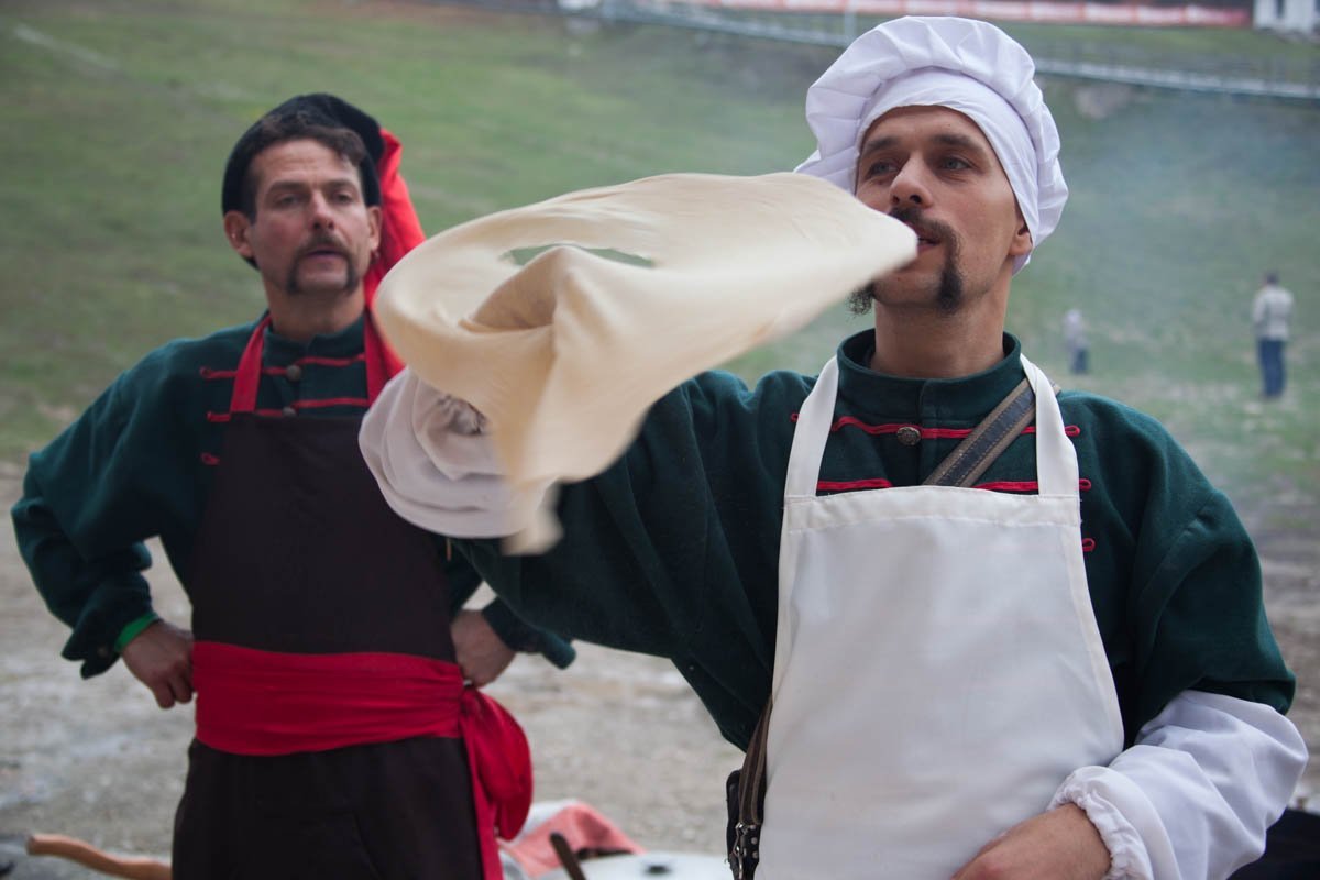 Тесто в умелых руках мастера вызывало аппетит на глазах