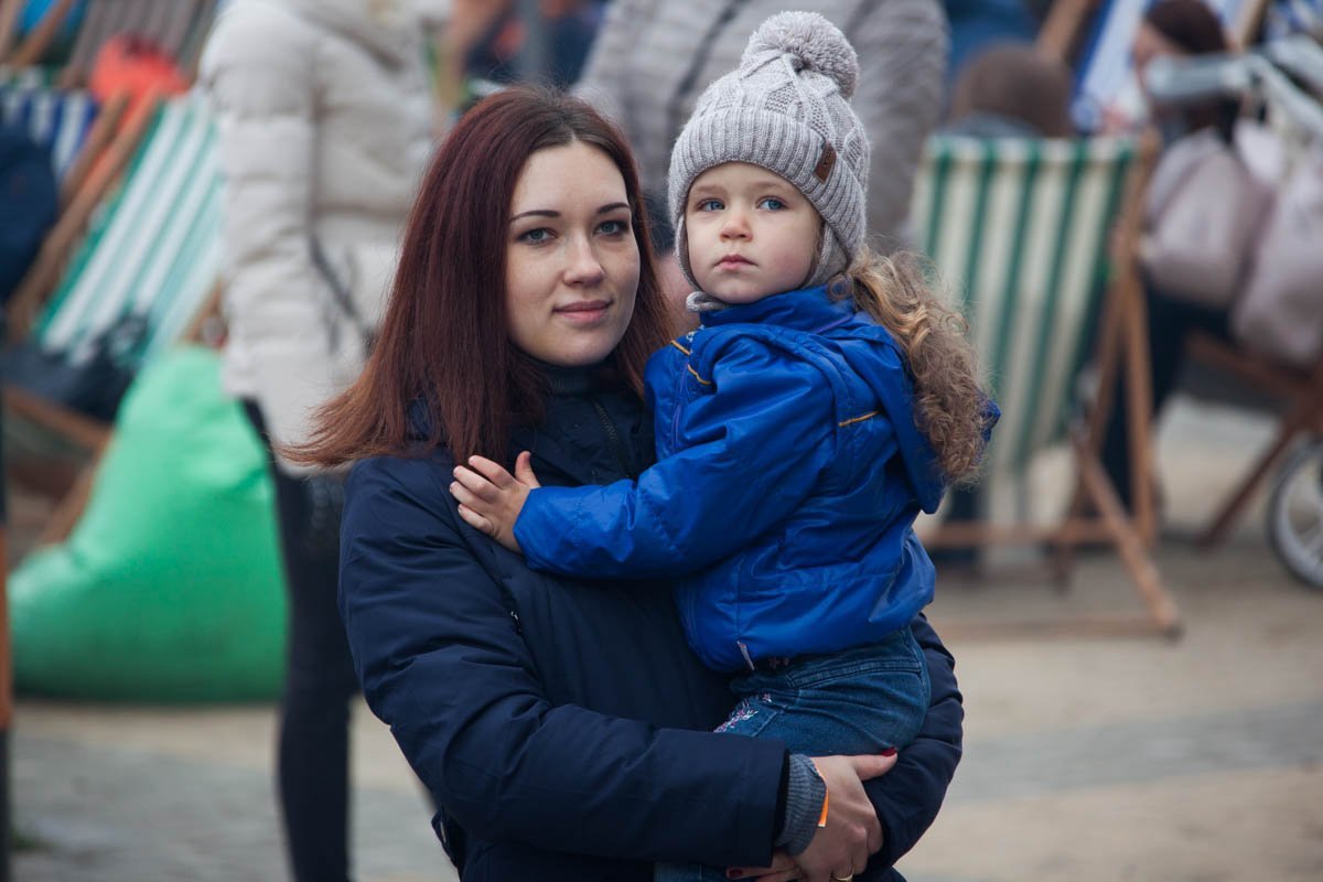 Когда детская зона уже не веселит, всегда можно у мамы на руках отдохнуть