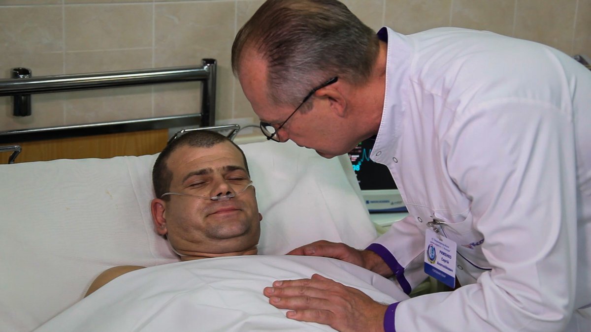 Главврач больницы им. Мечникова Сергей Рыженко и старший сержант Сергей Глушан Главврач больницы им. Мечникова Сергей Рыженко и старший сержант Сергей Глушан