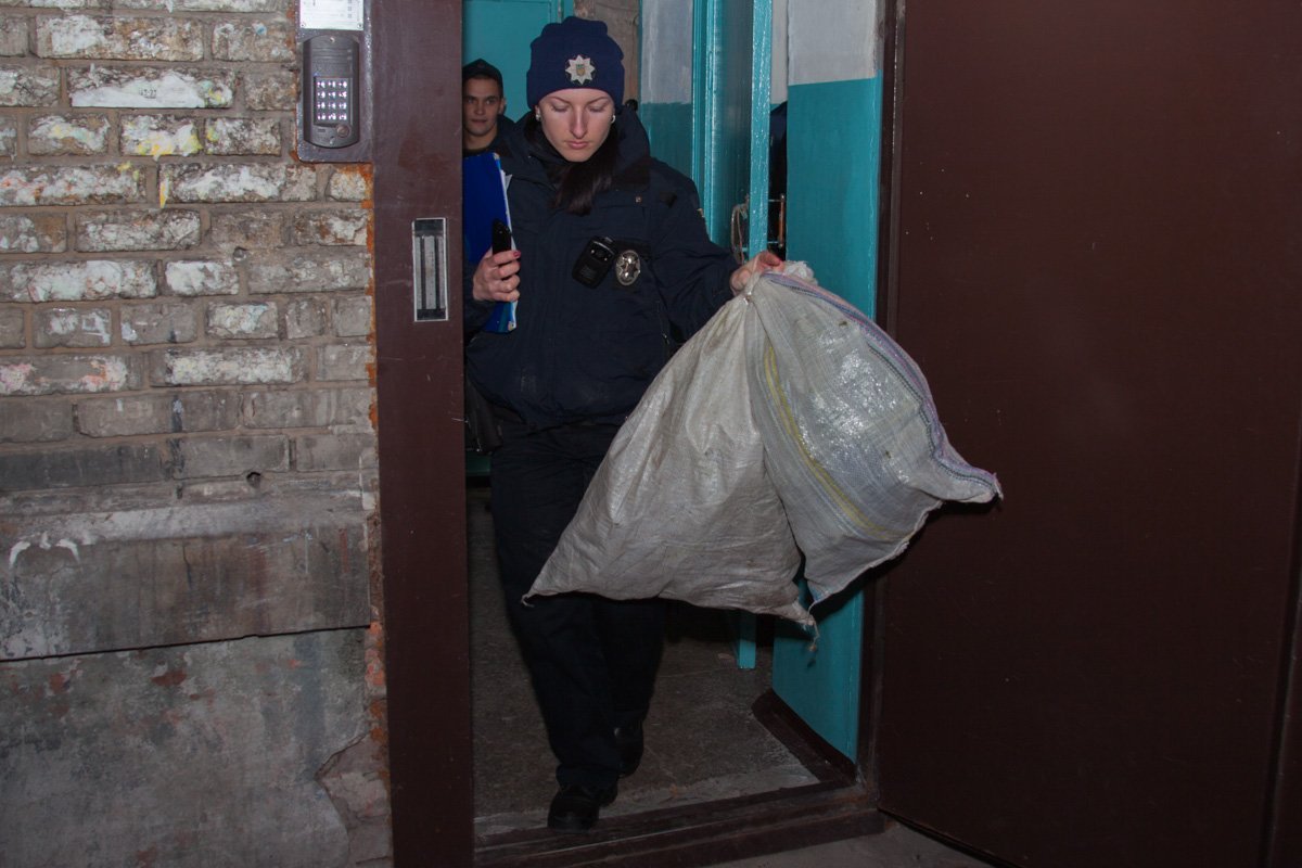 Жители дома по улице Мономаха нашли у себя в подъезде 6 мешков конопли 3