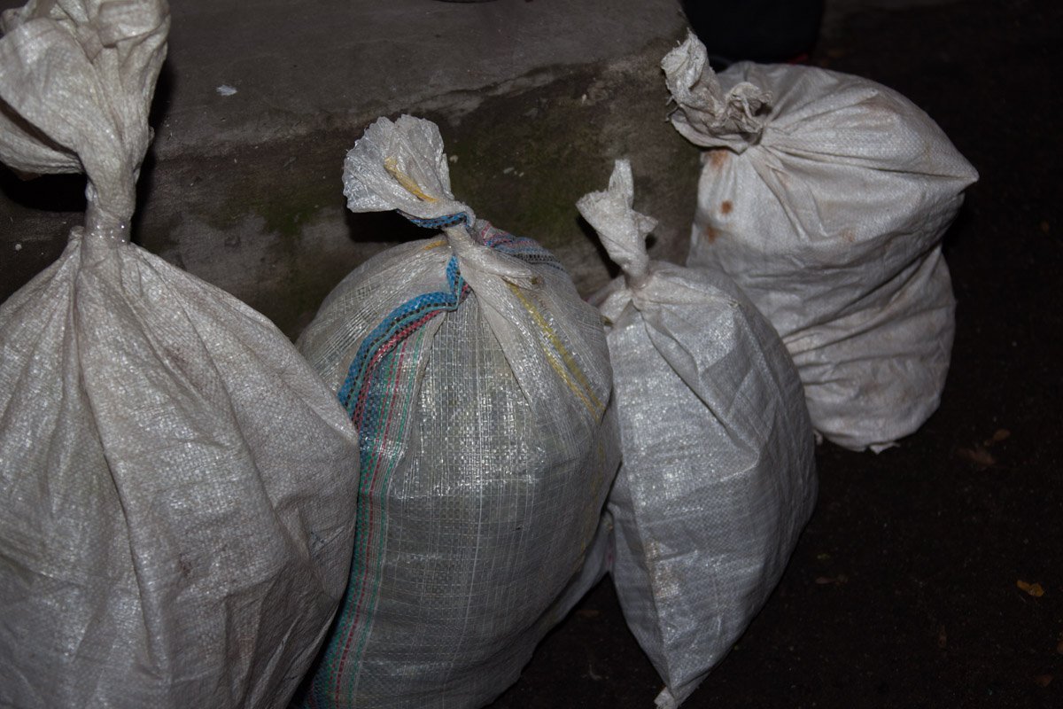 Жители дома по улице Мономаха нашли у себя в подъезде 6 мешков конопли 6