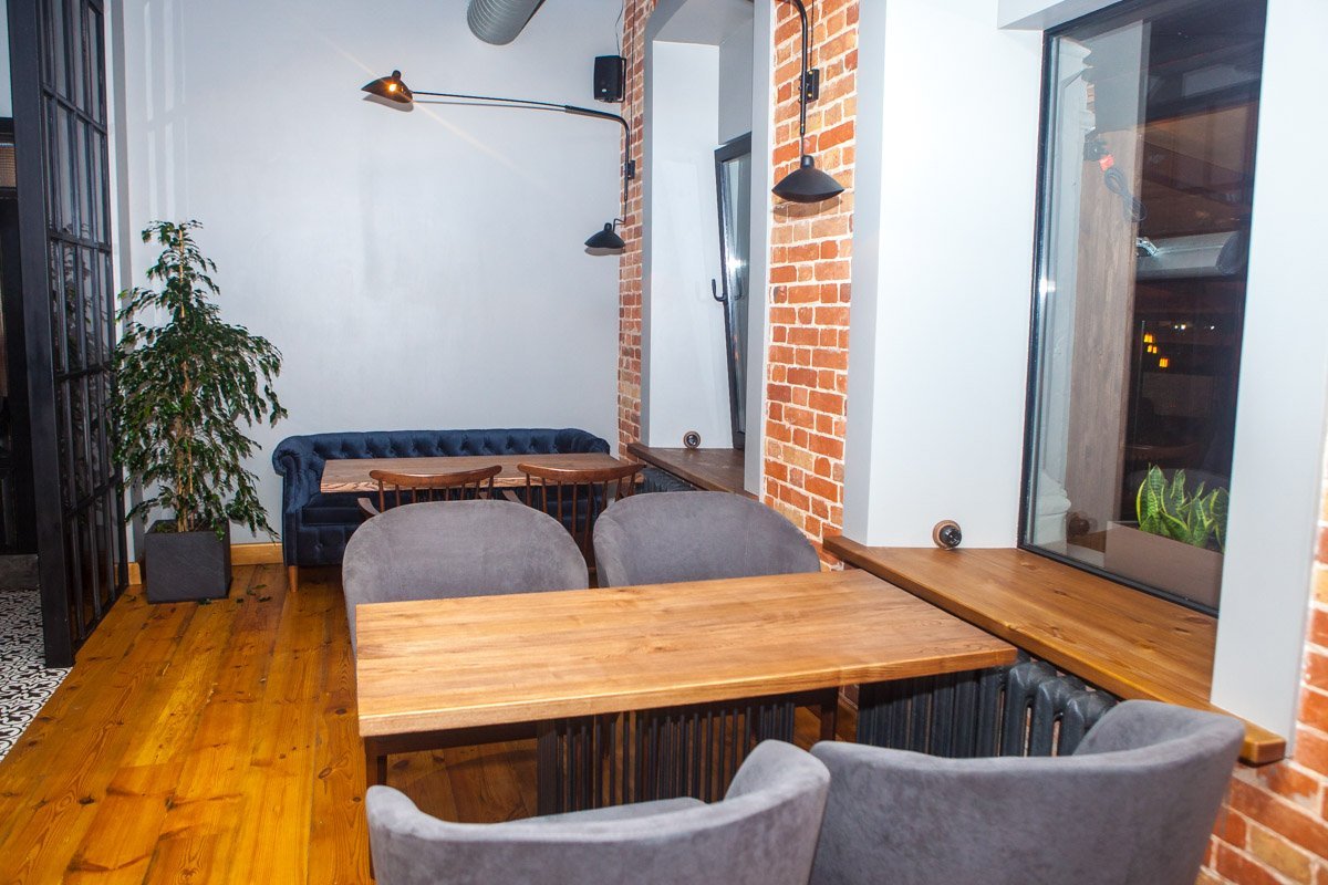 В ресторане много элементов из дерева и есть растения