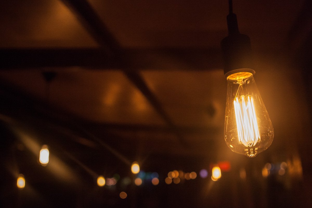 Лампочки создают атмосферу тепла и уюта