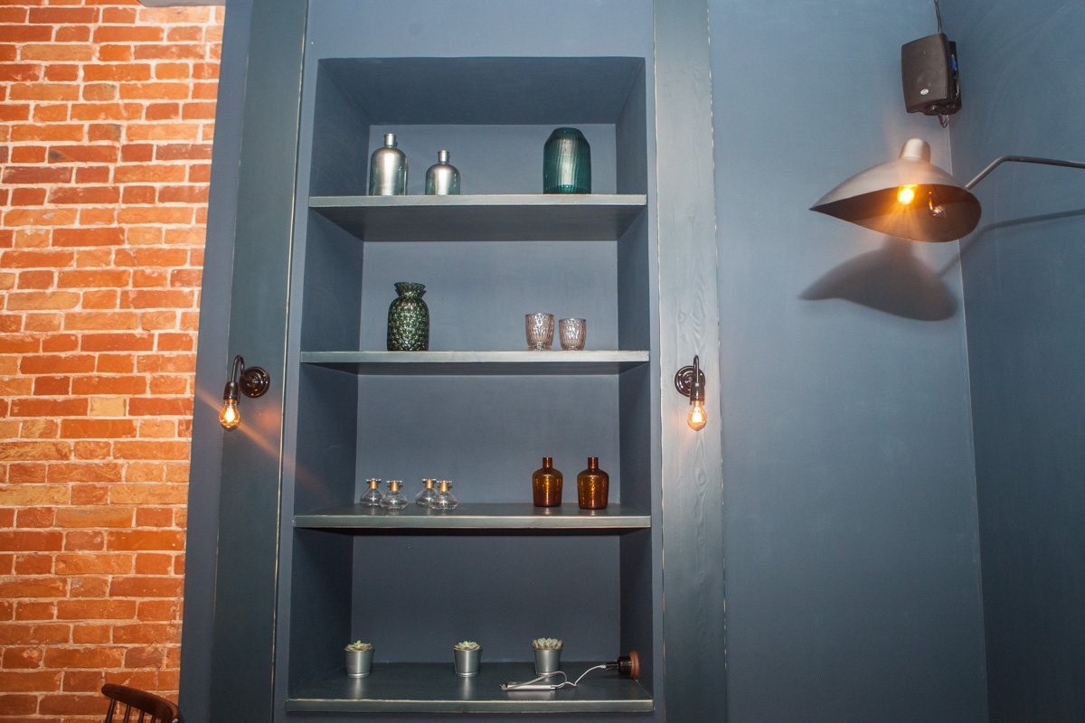 Деревянные шкафы заставлены декоративной посудой