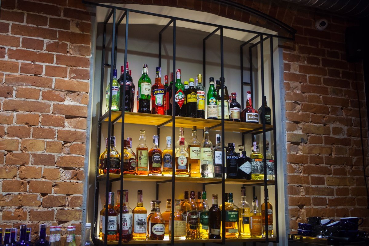 Барная стойка изобилует алкоголем