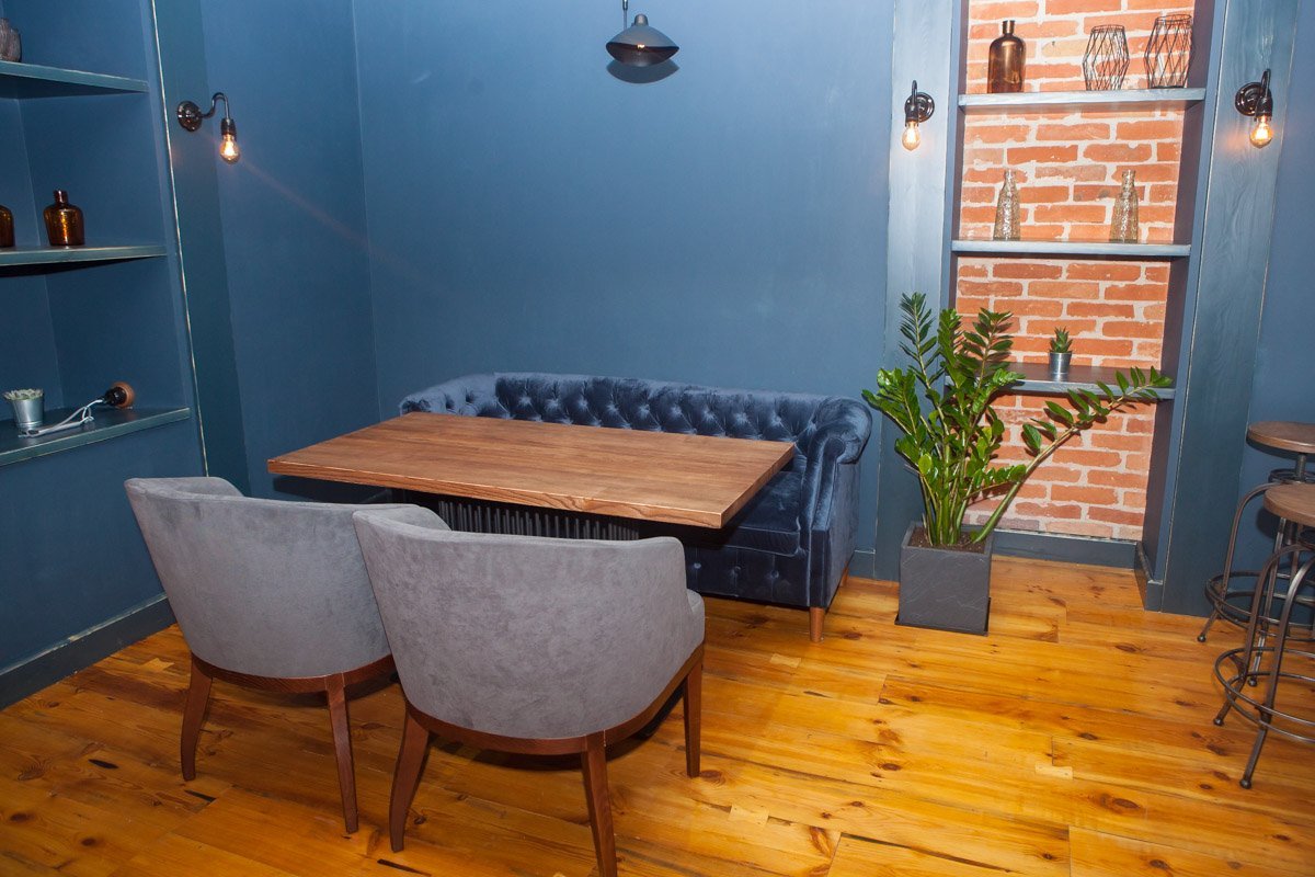 Сочетание современных светильников и обычных лампочек радует глаз