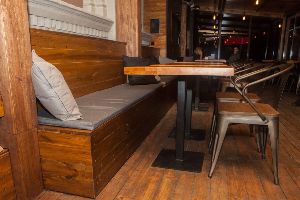 Мягкие подушки украшают диван