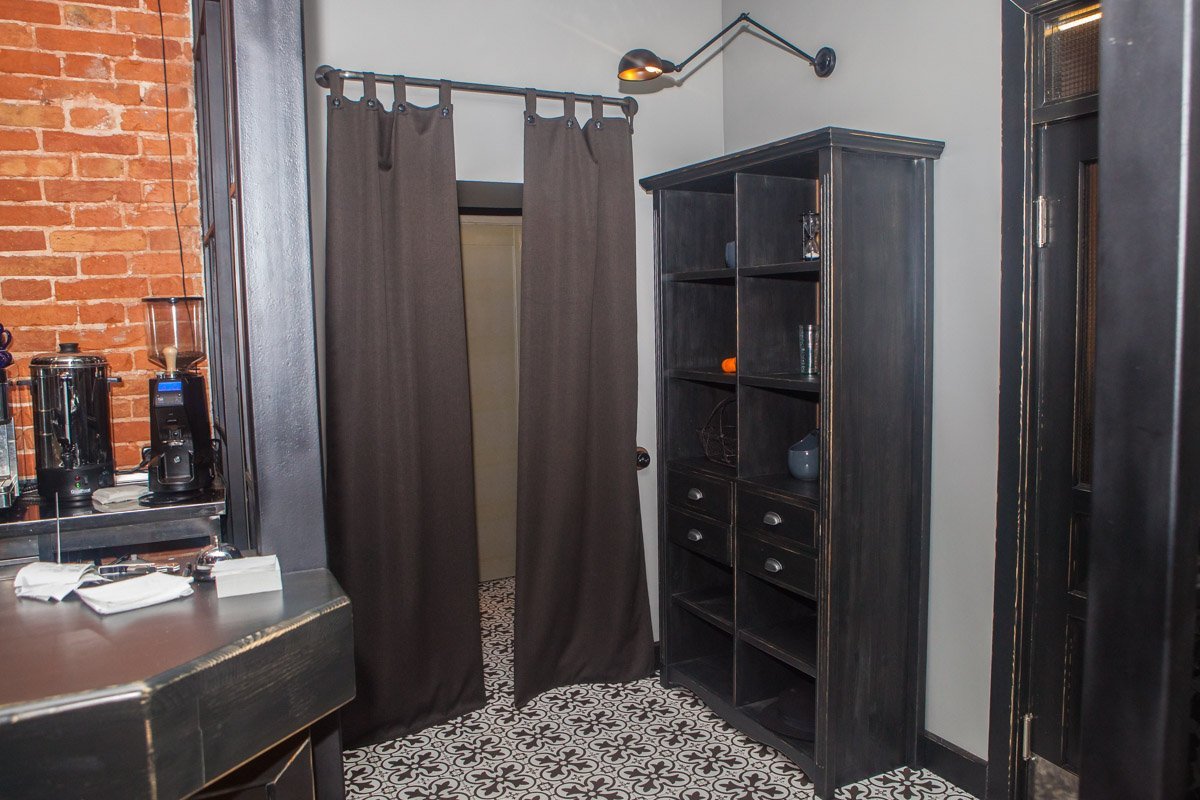 Вход в уборные прикрыт ширмой