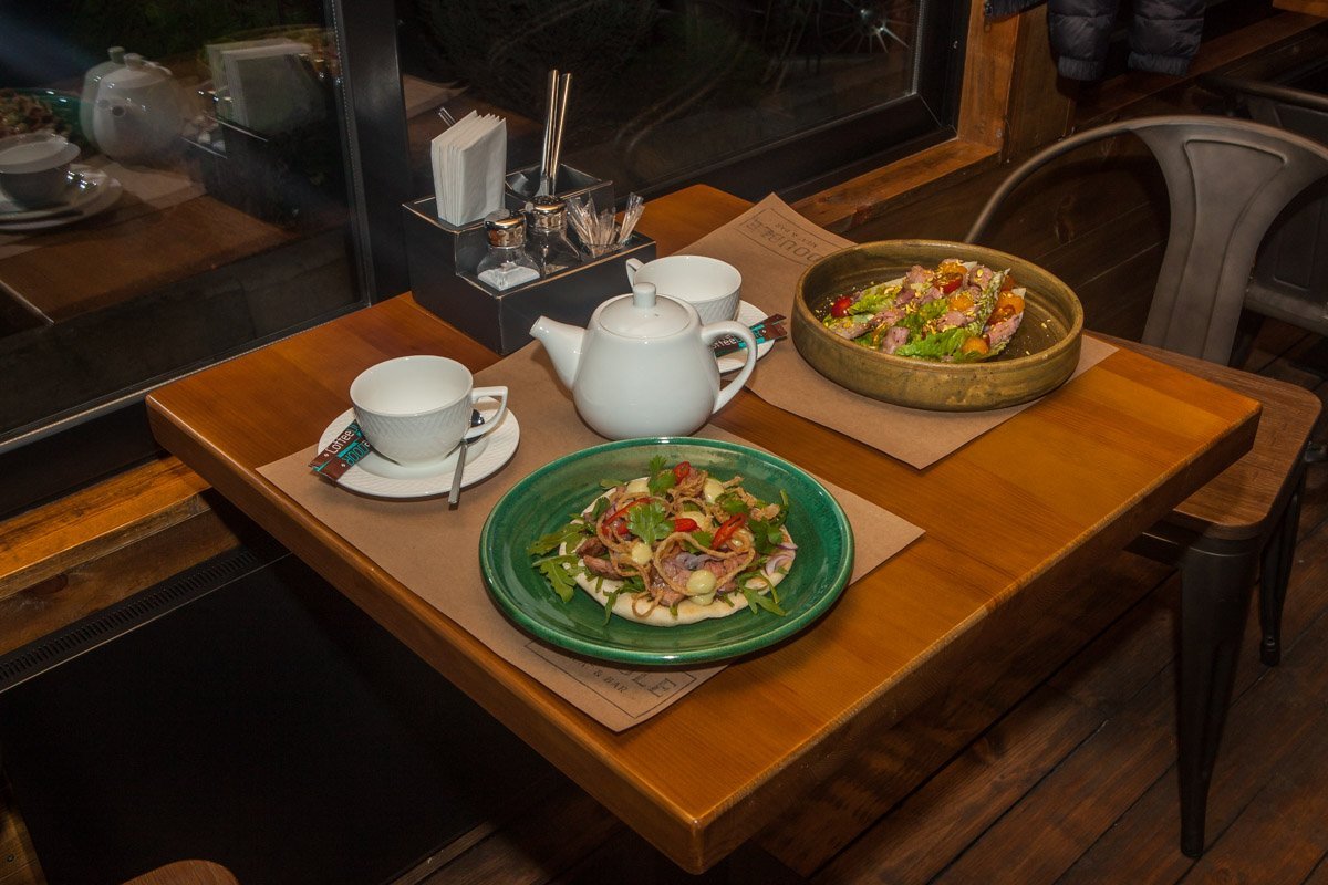 На столе - настоящее произведение искусства