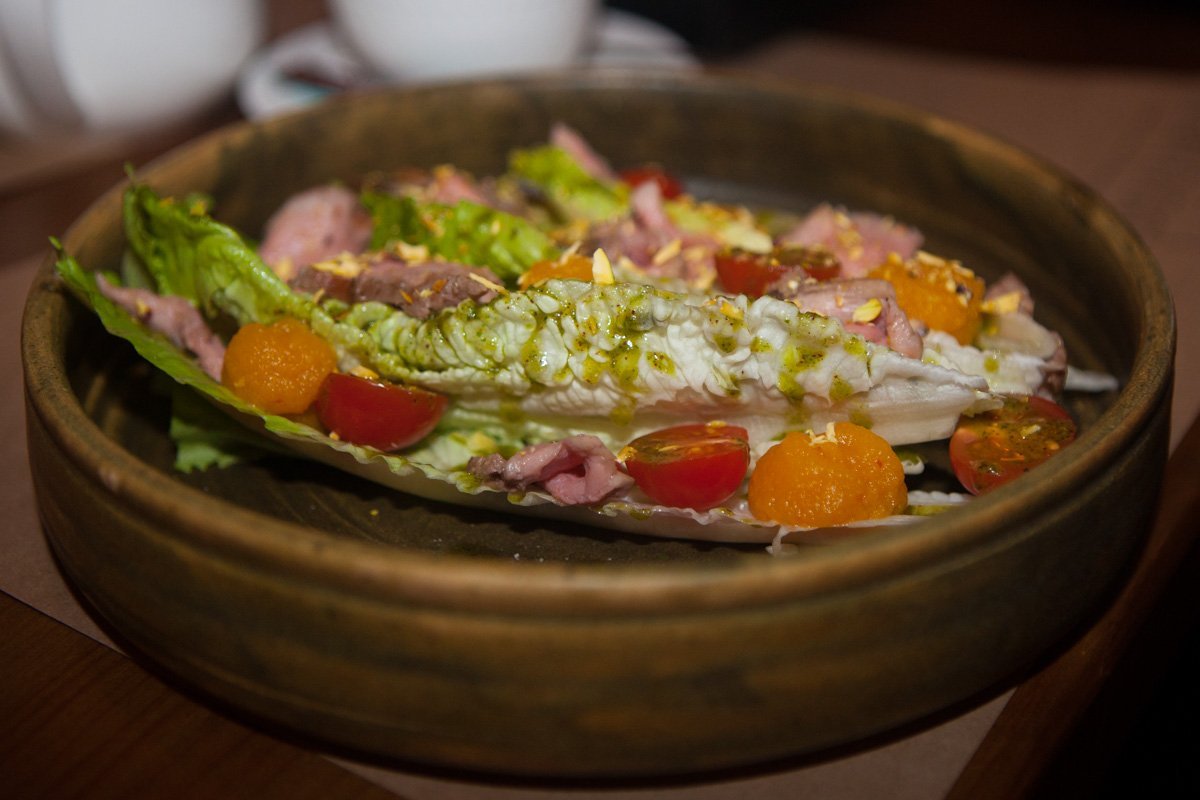 Салат ромен с телятиной