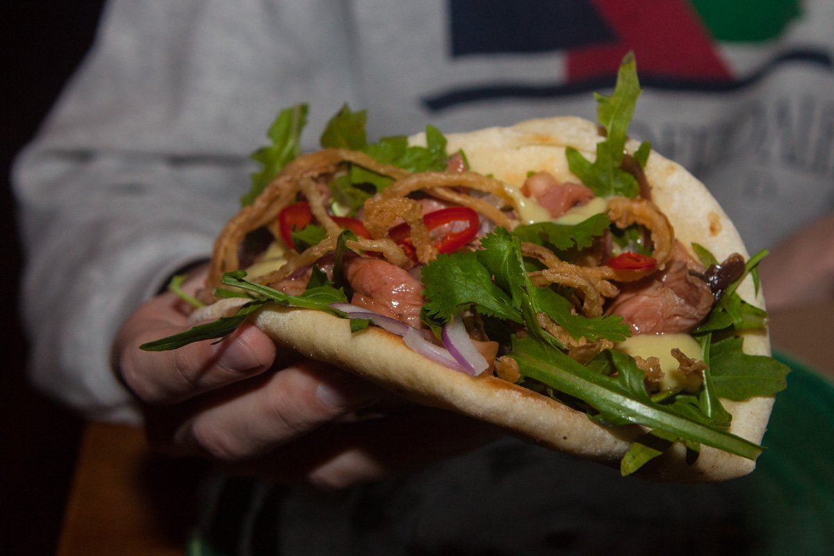 Питу с телятиной можно есть руками