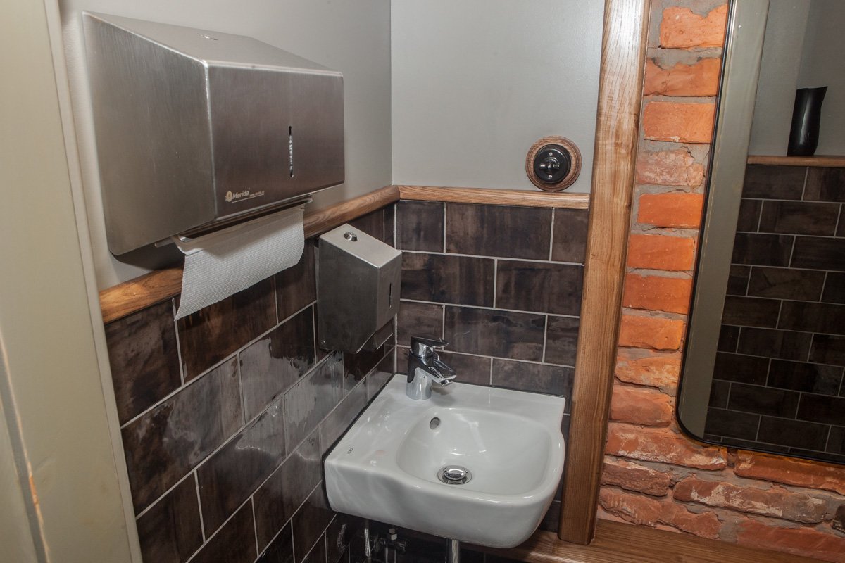 Умывальник идеально чистый, жидкое мыло - в наличии