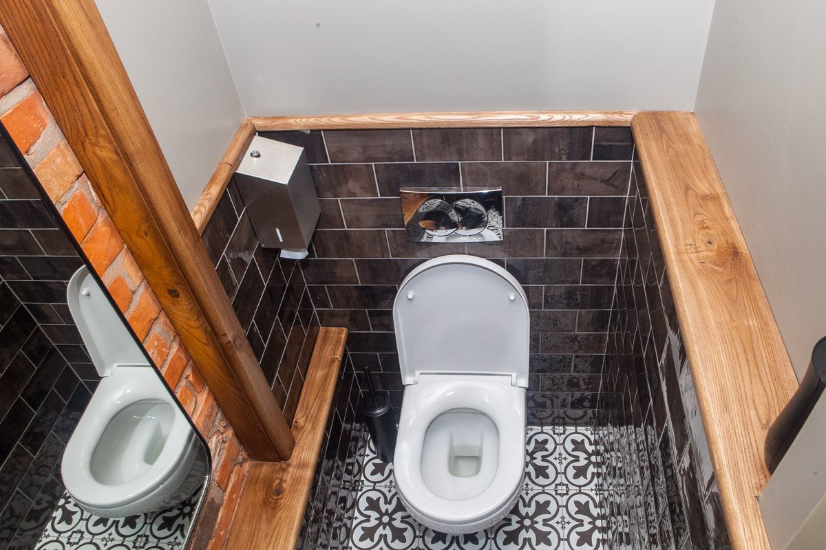 Унитаз чистый, на полу нет грязи