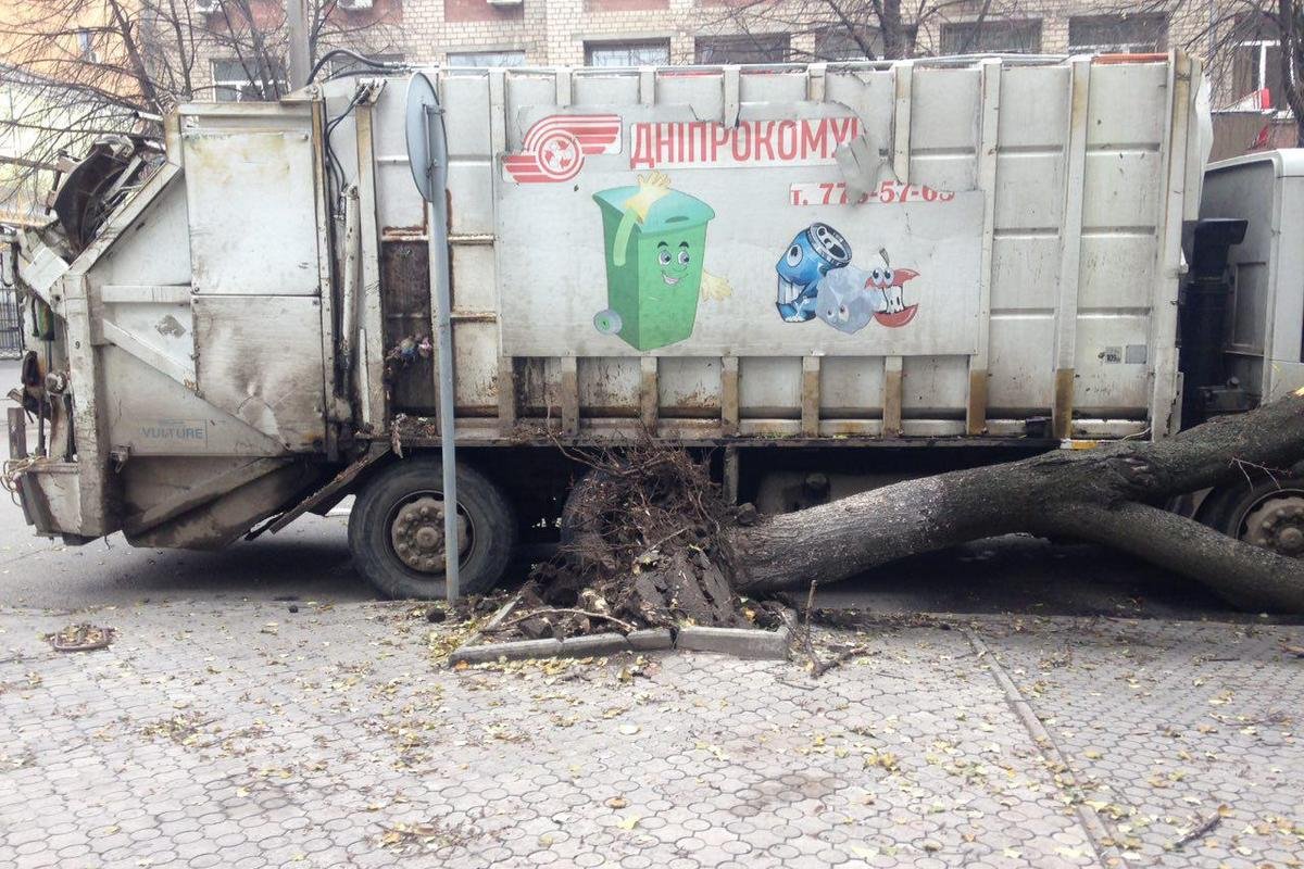 Под удар попал мусоровоз