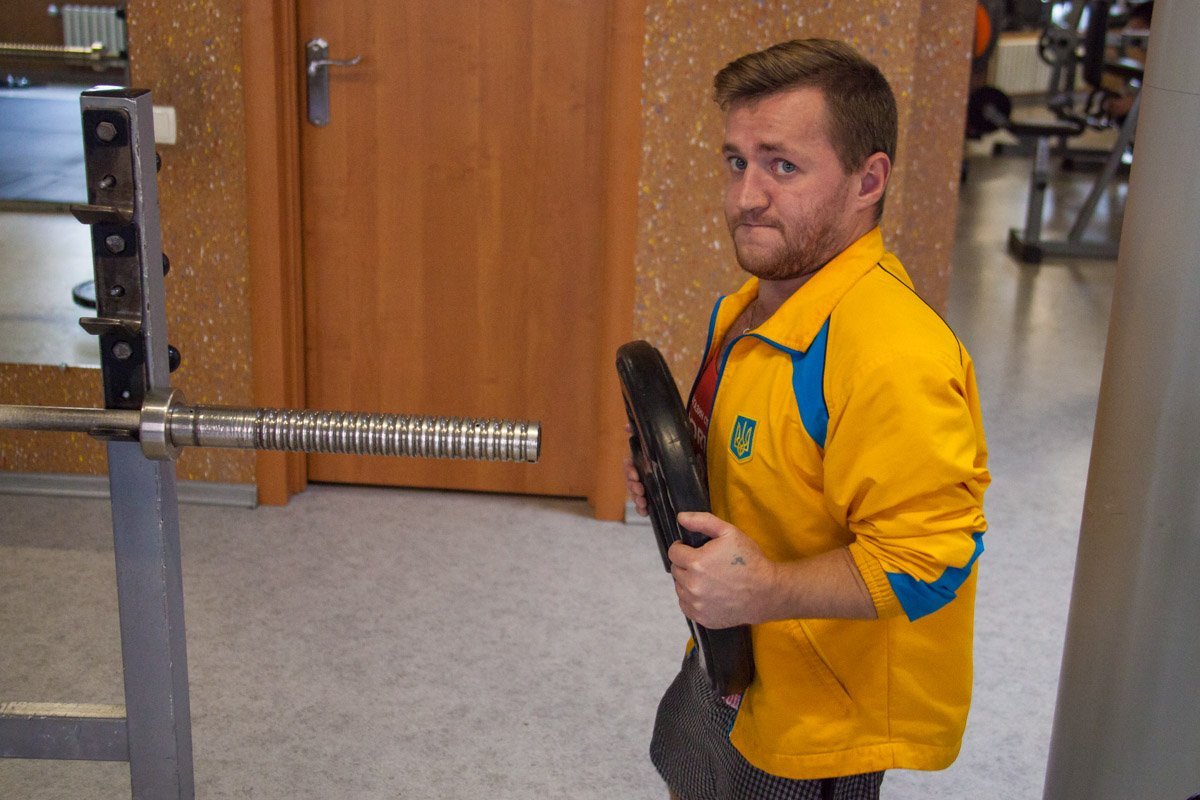 Артем готовит штангу к жиму лежа