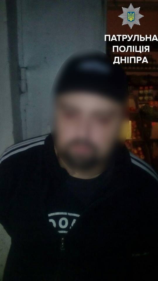 Мужчина проник в магазин и закрылся там