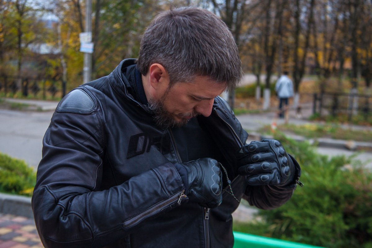 Потому что мама просит повесить иконку на приборную доску, а у тебя нет приборной доски