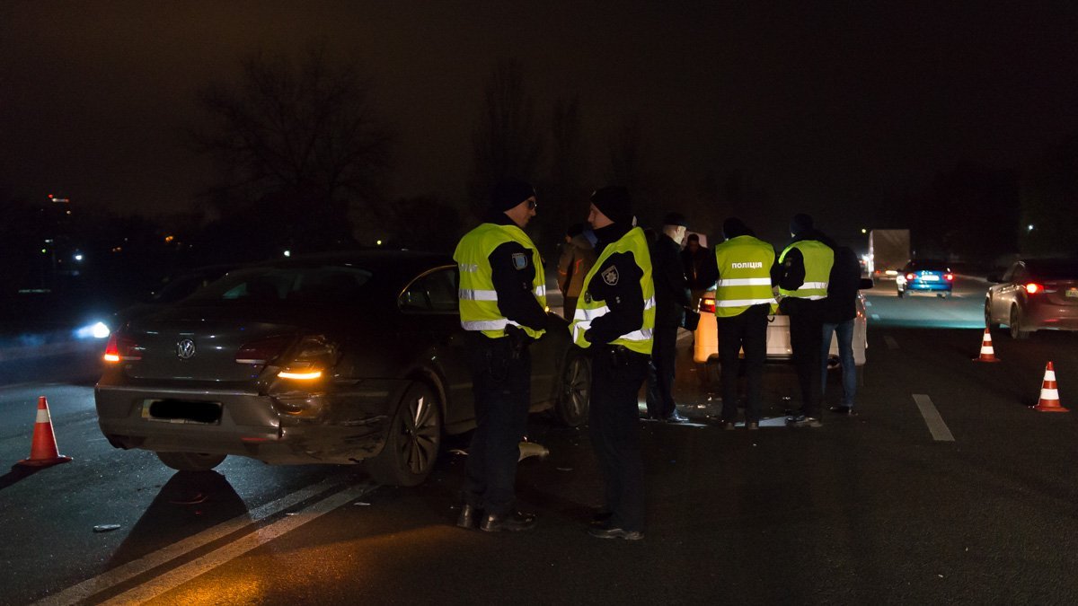 Полиция опрашивает участников ДТП