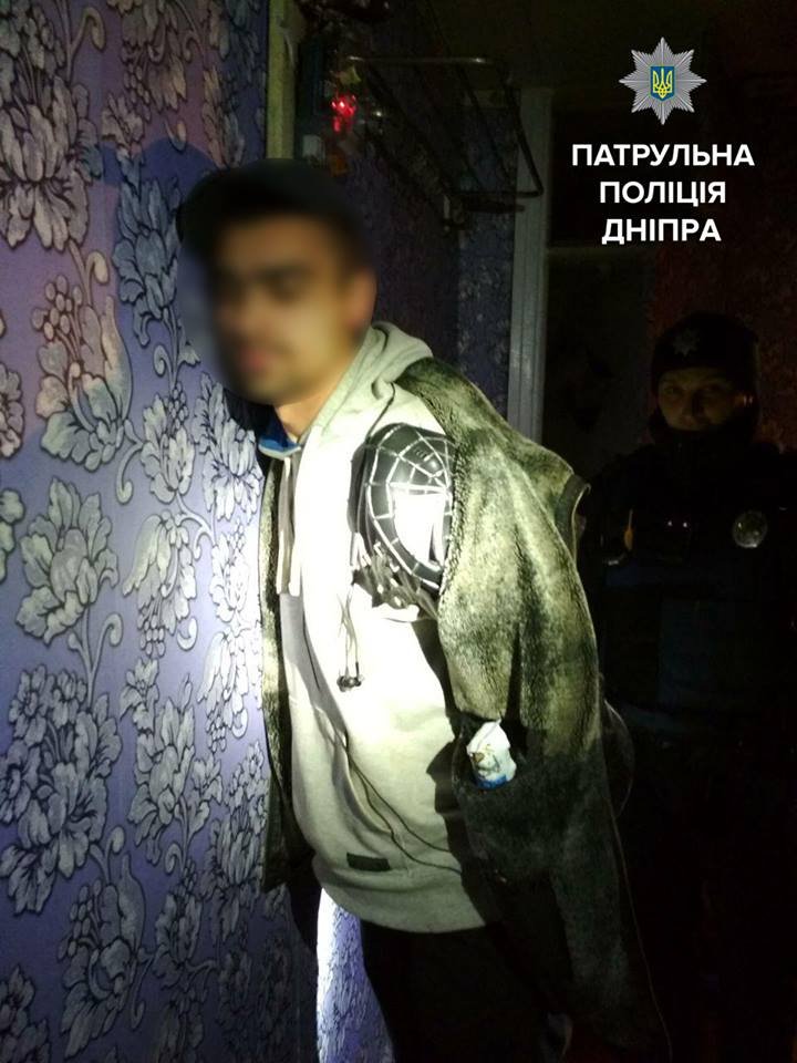 Квартирного вора задержали и доставили в отделение полиции