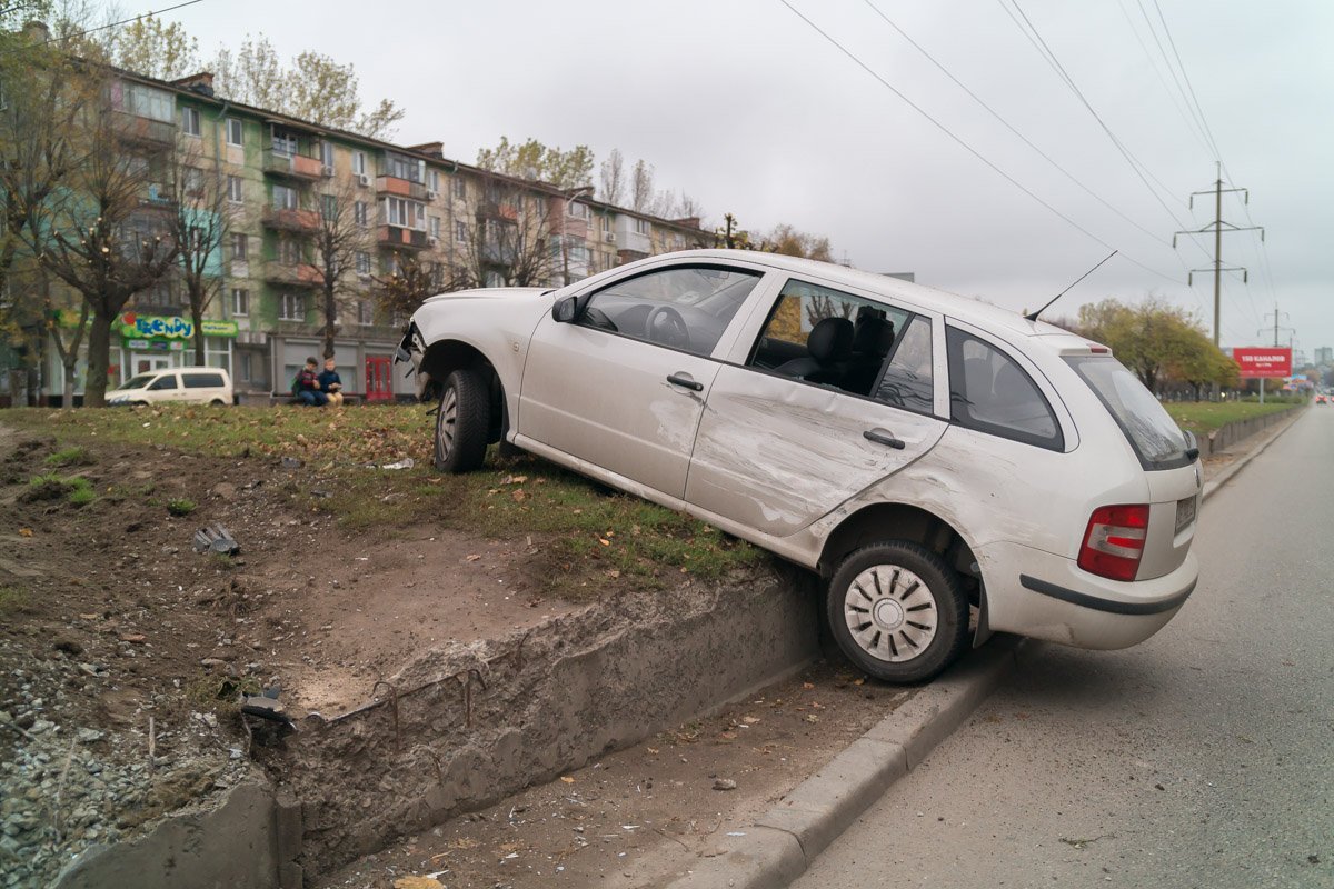 В результате столкновение автомобиль Skoda вылетел на аллею В результате столкновение автомобиль Skoda вылетел на аллею