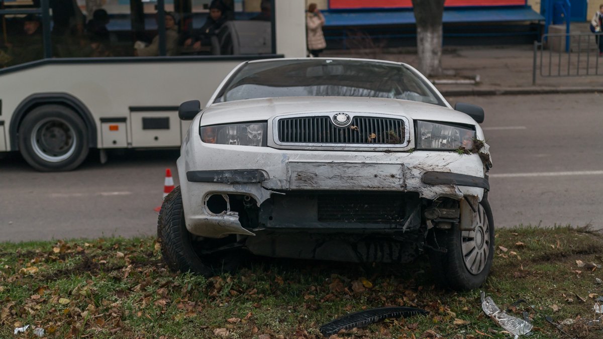 У Skoda повреждена передняя часть  У Skoda повреждена передняя часть