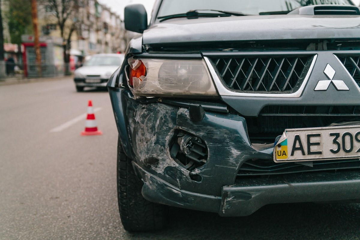Вследствие столкновения поврежден передний бампер Mitsubishi Вследствие столкновения поврежден передний бампер Mitsubishi