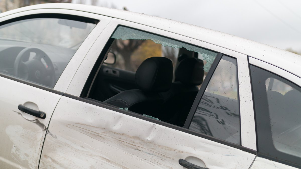 От удара в автомобиле Skoda выбило заднее стекло От удара в автомобиле Skoda выбило заднее стекло