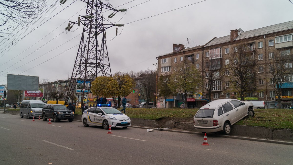 На месте аварии работают сотрудники патрульной полиции На месте аварии работают сотрудники патрульной полиции