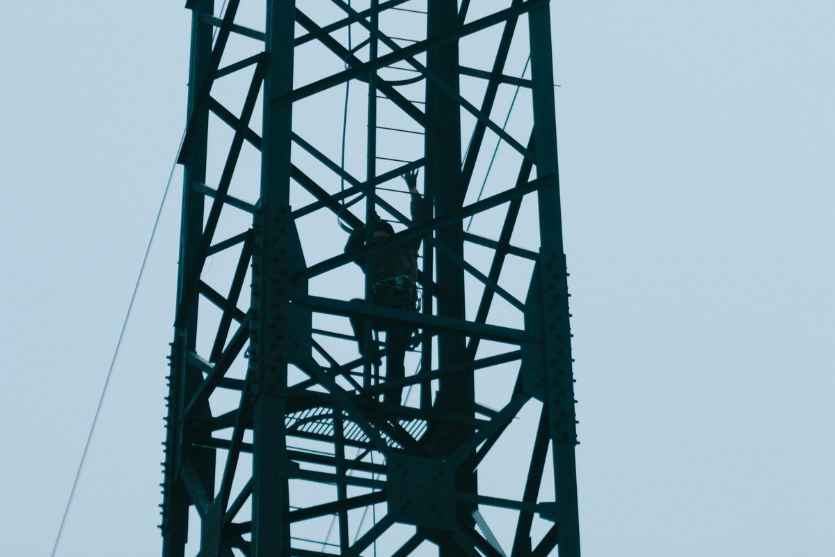 Та самая электроопора, "украшенная" красным флагом  Та самая электроопора, "украшенная" красным флагом