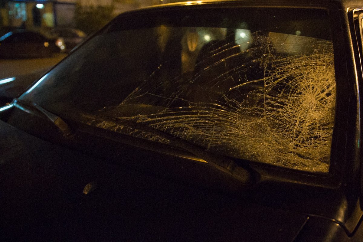 Мужчина ударился головой об лобовое стекло