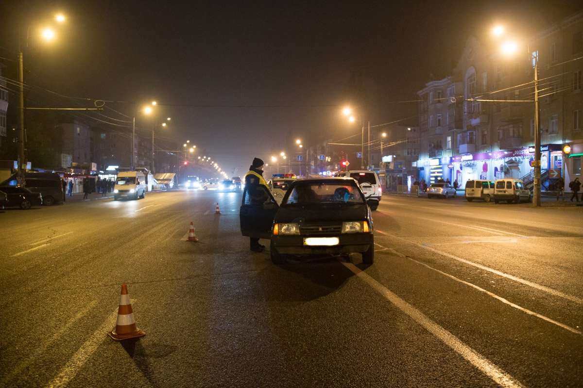 Из-за сколько асфальта и резкого торможения машину развернуло