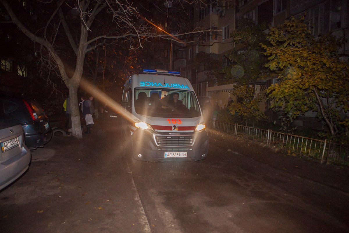 Мужчину увезли на скорой с подозрением на закрытый перелом бедра