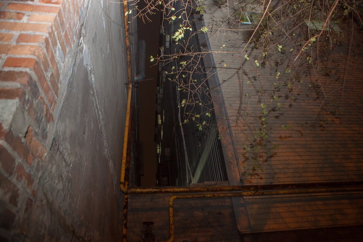 Мужчина упал с лестницы во время ремонта