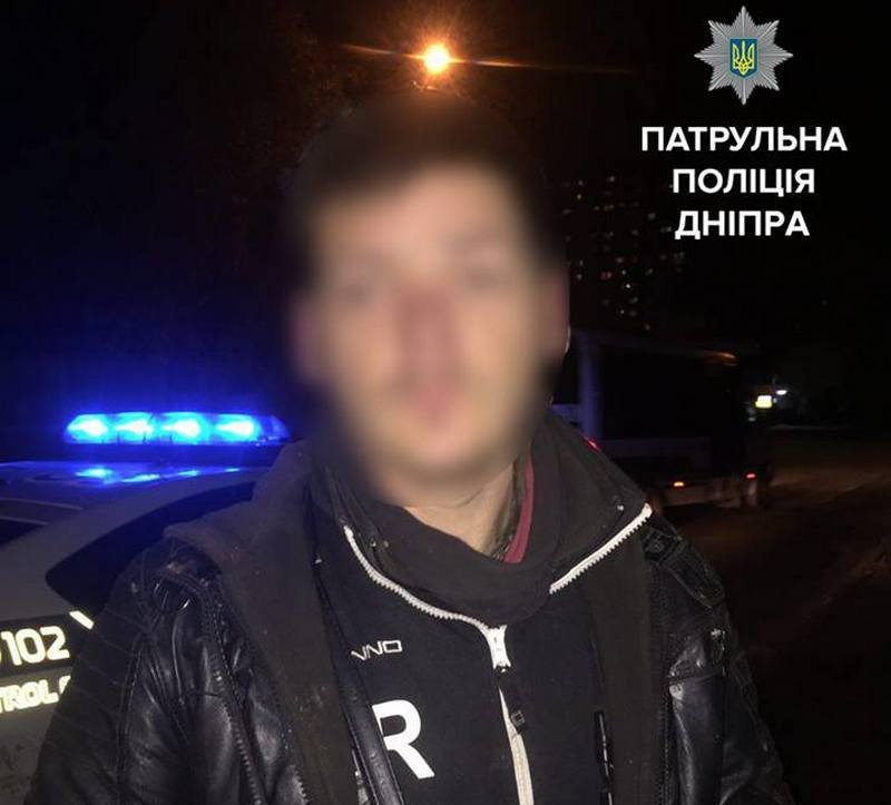 Мужчина вырезал детали из коммуникационного щита Мужчина вырезал детали из коммуникационного щита