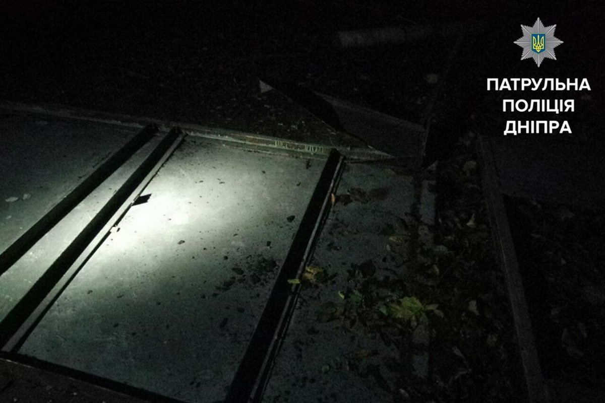 Металлические ворота так и не удалось ворам украсть Металлические ворота так и не удалось ворам украсть