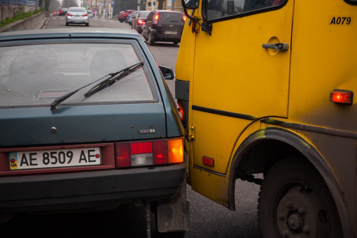 На проспекте Дмитрия Яворницкого столкнулись ВАЗ и маршрутное такси На проспекте Дмитрия Яворницкого столкнулись ВАЗ и маршрутное такси