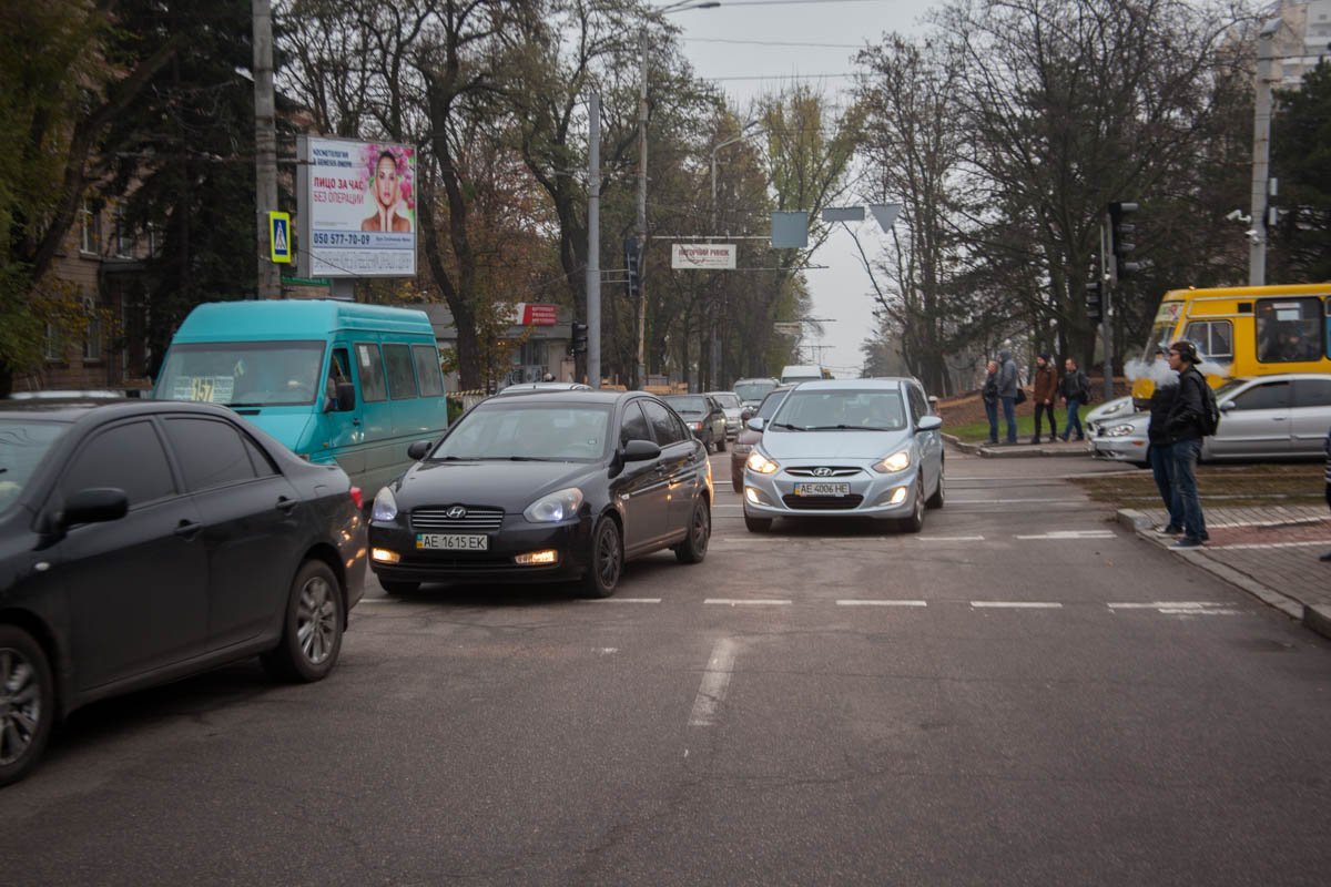 Из-за аварии на проспекте Яворницкого образовалась пробка Из-за аварии на проспекте Яворницкого образовалась пробка