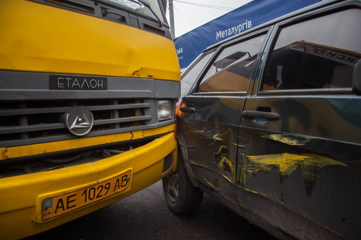 Последствия столкновения маршрутки и автомобиля ВАЗ Последствия столкновения маршрутки и автомобиля ВАЗ
